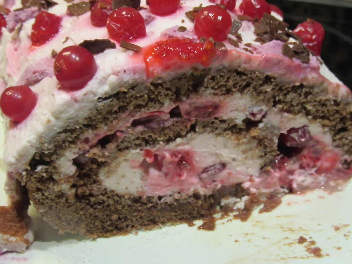 Rezept: Backen: Schokobiskuitrolle mit Johannisbeer-Schmand Bild Nr. 7198 Backen: Schokobiskuitrolle mit Johannisbeer-Schmand - Rezept - Bild Nr. 7198