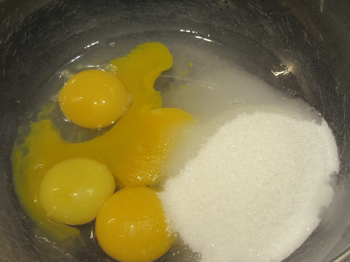 Rezept: Backen: Schokobiskuitrolle mit Johannisbeer-Schmand Bild Nr. 7199 Backen: Schokobiskuitrolle mit Johannisbeer-Schmand - Rezept - Bild Nr. 7199