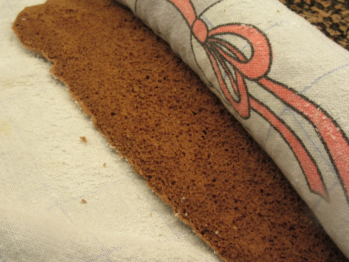 Rezept: Backen: Schokobiskuitrolle mit Johannisbeer-Schmand Bild Nr. 7205 Backen: Schokobiskuitrolle mit Johannisbeer-Schmand - Rezept - Bild Nr. 7205