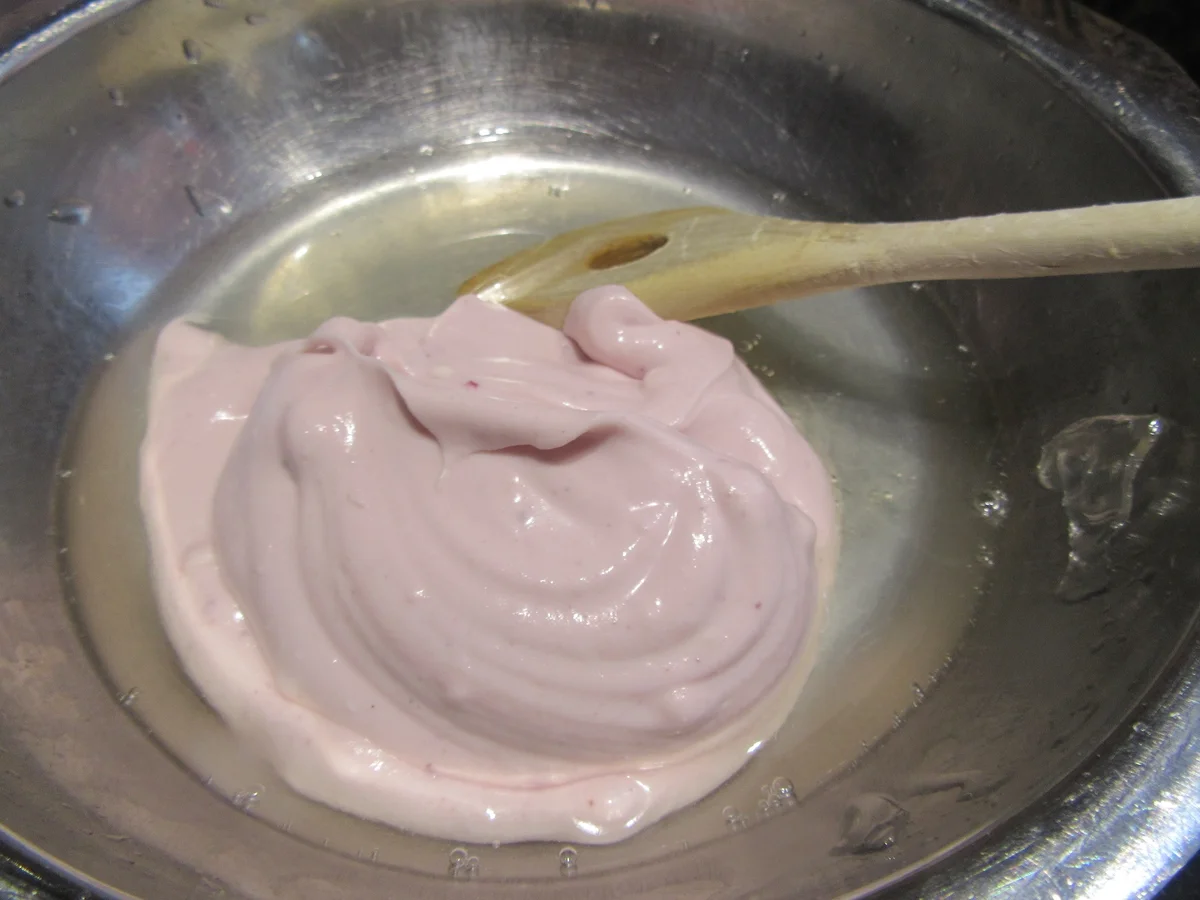 Rezept: Backen: Schokobiskuitrolle mit Johannisbeer-Schmand Bild Nr. 7209 Backen: Schokobiskuitrolle mit Johannisbeer-Schmand - Rezept - Bild Nr. 7209