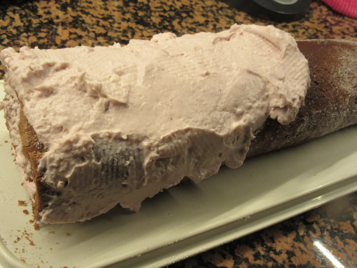 Rezept: Backen: Schokobiskuitrolle mit Johannisbeer-Schmand Bild Nr. 7211 Backen: Schokobiskuitrolle mit Johannisbeer-Schmand - Rezept - Bild Nr. 7211