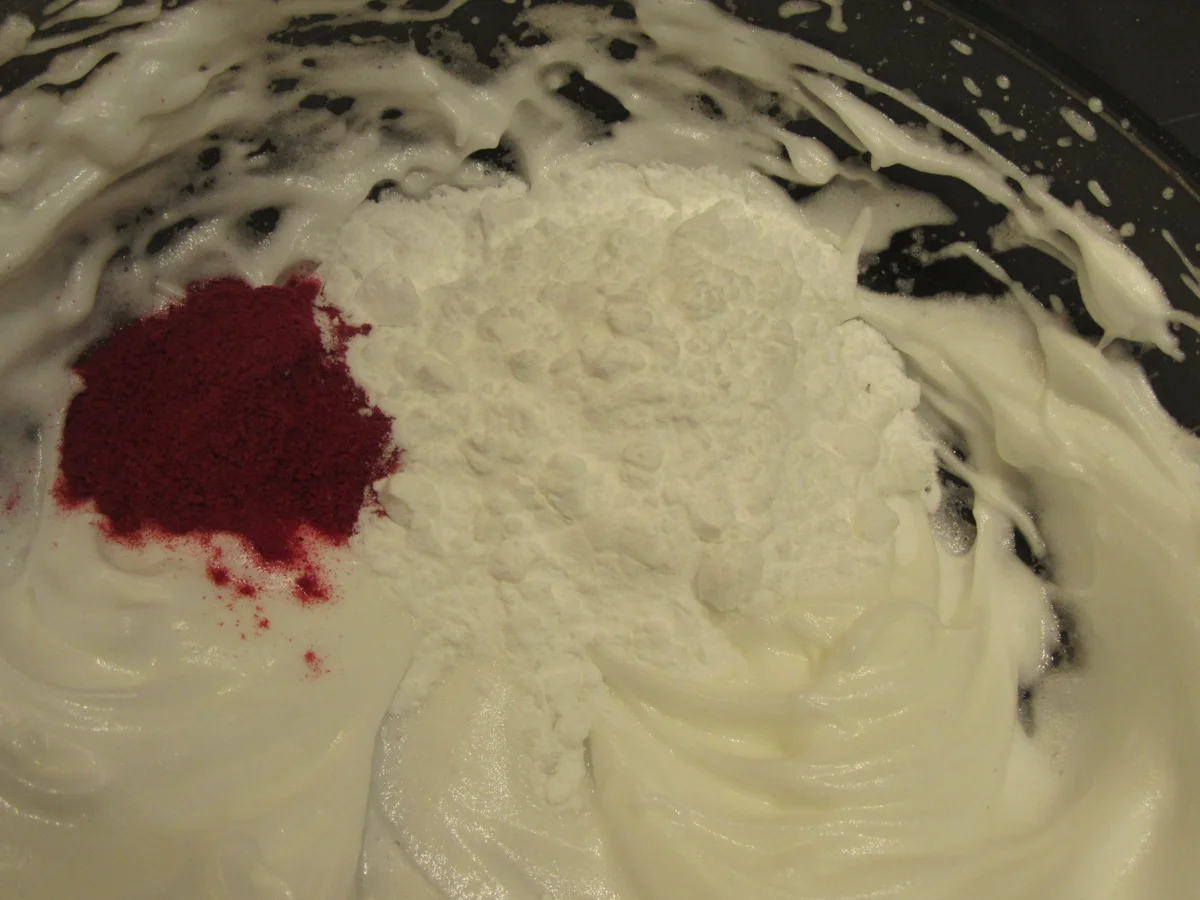 Rezept: Backen: Schokobiskuitrolle mit Johannisbeer-Schmand Bild Nr. 7212 Backen: Schokobiskuitrolle mit Johannisbeer-Schmand - Rezept - Bild Nr. 7212