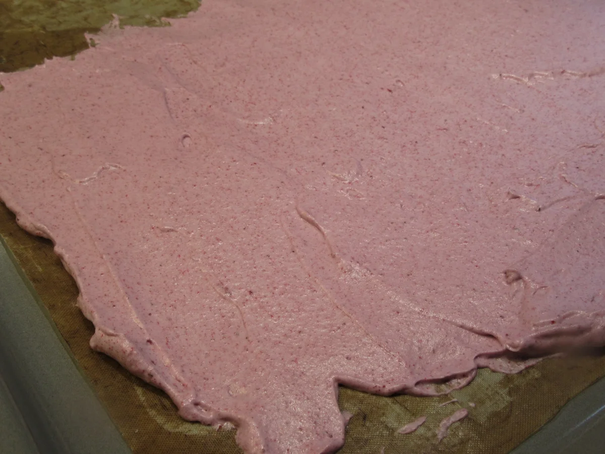 Rezept: Backen: Schokobiskuitrolle mit Johannisbeer-Schmand Bild Nr. 7213 Backen: Schokobiskuitrolle mit Johannisbeer-Schmand - Rezept - Bild Nr. 7213