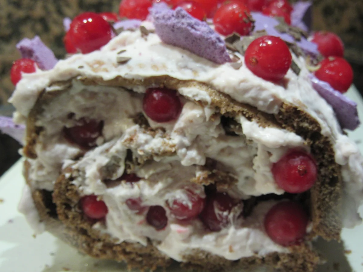 Rezept: Backen: Schokobiskuitrolle mit Johannisbeer-Schmand Bild Nr. 7215 Backen: Schokobiskuitrolle mit Johannisbeer-Schmand - Rezept - Bild Nr. 7215