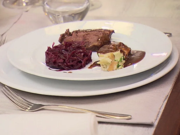 Sauerbraten mit Apfel-Rotkohl-Cranberry-Gemüse und Semmelknödeln - Rezept - Bild Nr. 7198