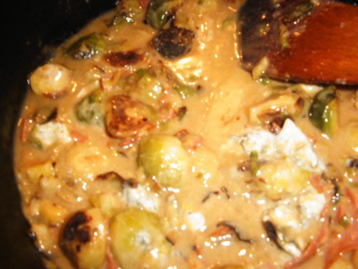 Tortiglioni( kurze Nudeln) mit Rosenkohl in Gorgonzola-Soße - Rezept - Bild Nr. 7202