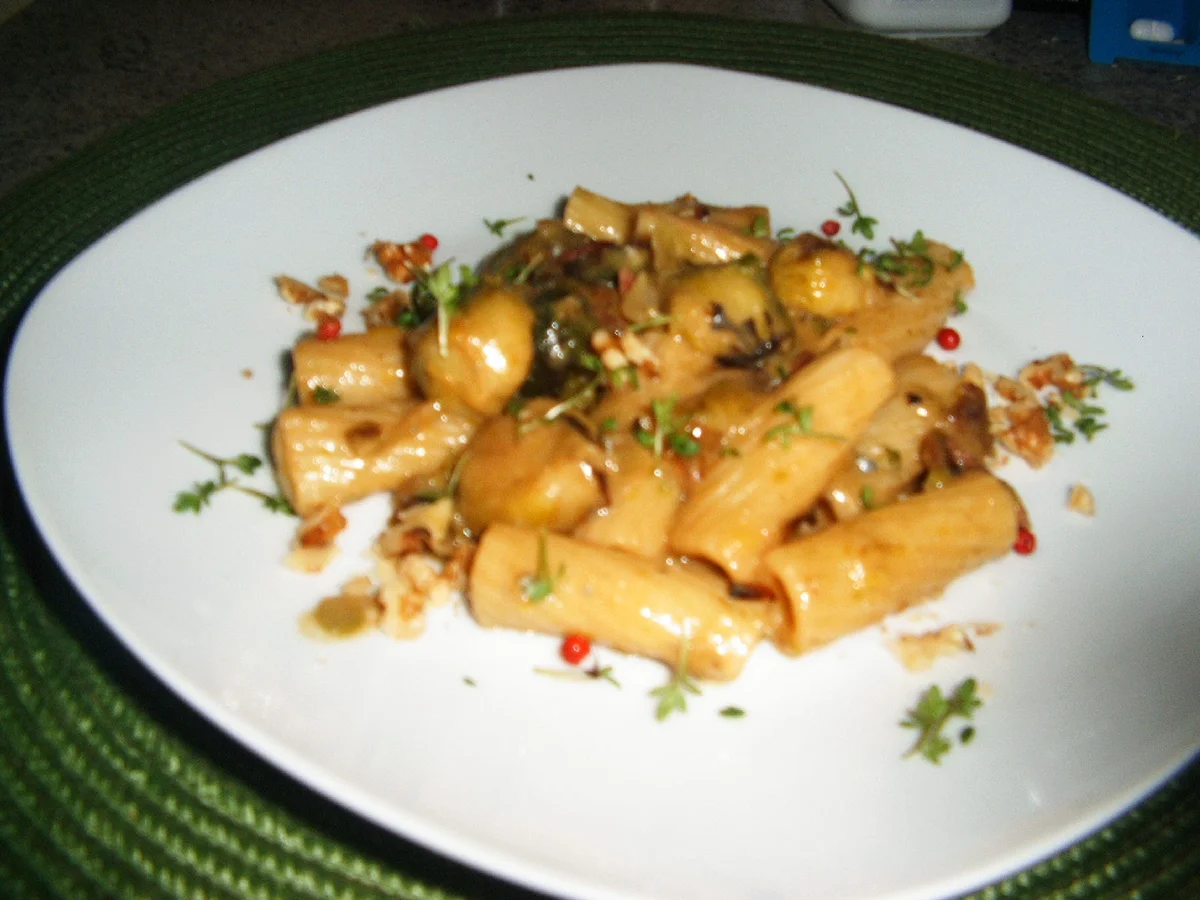 Tortiglioni( kurze Nudeln) mit Rosenkohl in Gorgonzola-Soße - Rezept - Bild Nr. 7203