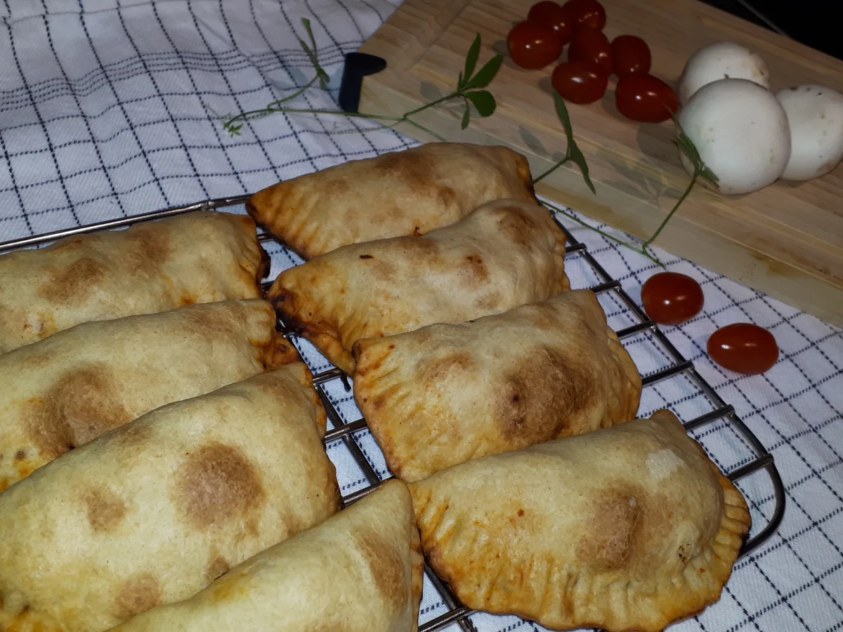 Rezept: BiNe` S MINI CALZONE Bild Nr. 7203 BiNe` S MINI CALZONE - Rezept - Bild Nr. 7203