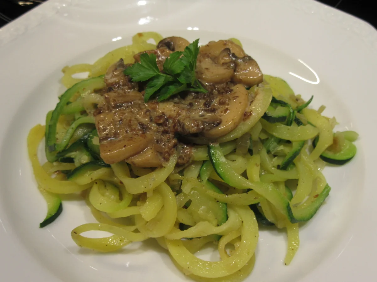 Rezept: Gemüse: "Nudeln" mit Pilzsoße Bild Nr. 7212 Gemüse: "Nudeln" mit Pilzsoße - Rezept - Bild Nr. 7212