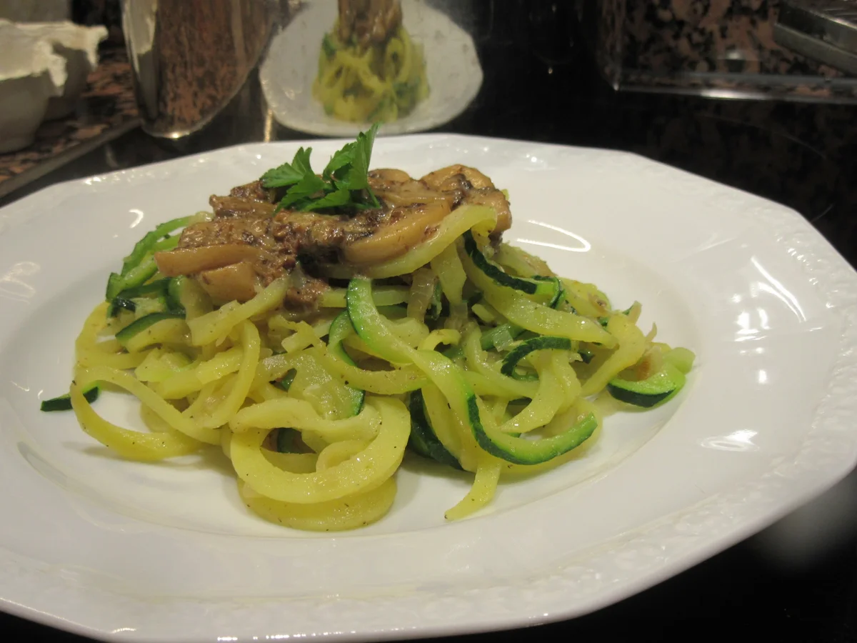 Rezept: Gemüse: "Nudeln" mit Pilzsoße Bild Nr. 7213 Gemüse: "Nudeln" mit Pilzsoße - Rezept - Bild Nr. 7213