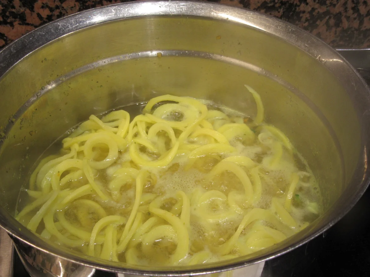 Rezept: Gemüse: "Nudeln" mit Pilzsoße Bild Nr. 7215 Gemüse: "Nudeln" mit Pilzsoße - Rezept - Bild Nr. 7215
