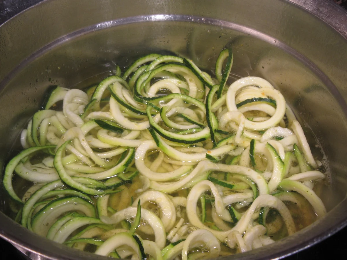 Rezept: Gemüse: "Nudeln" mit Pilzsoße Bild Nr. 7216 Gemüse: "Nudeln" mit Pilzsoße - Rezept - Bild Nr. 7216