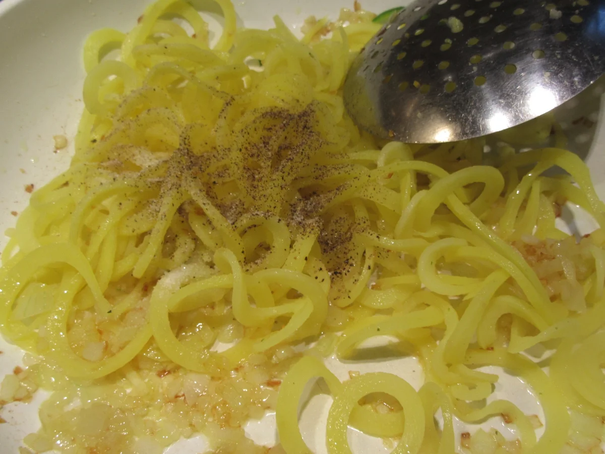 Rezept: Gemüse: "Nudeln" mit Pilzsoße Bild Nr. 7218 Gemüse: "Nudeln" mit Pilzsoße - Rezept - Bild Nr. 7218