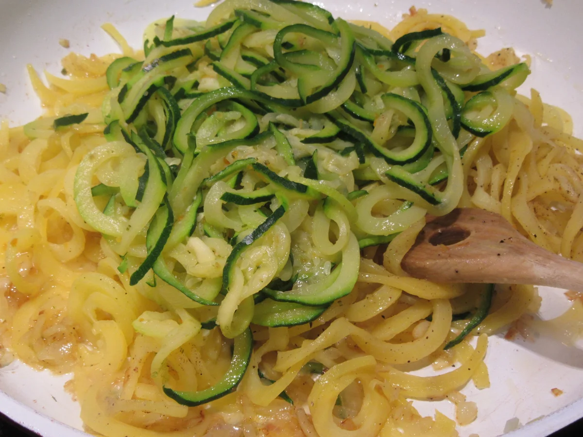 Rezept: Gemüse: "Nudeln" mit Pilzsoße Bild Nr. 7219 Gemüse: "Nudeln" mit Pilzsoße - Rezept - Bild Nr. 7219