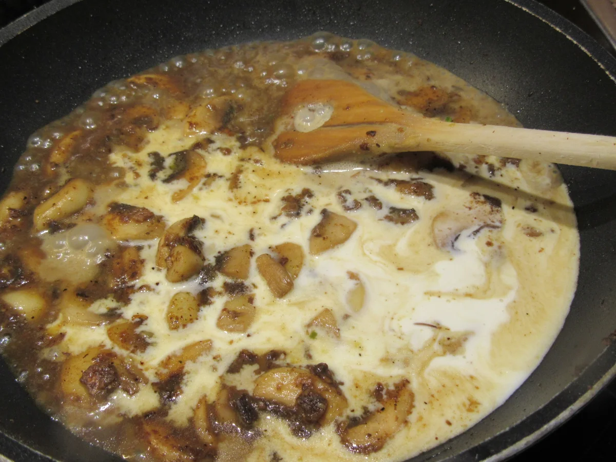 Rezept: Gemüse: "Nudeln" mit Pilzsoße Bild Nr. 7222 Gemüse: "Nudeln" mit Pilzsoße - Rezept - Bild Nr. 7222