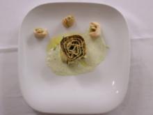 Poulardenröllchen mit Estragonmarzipan auf Gurkenschaum - Rezept
