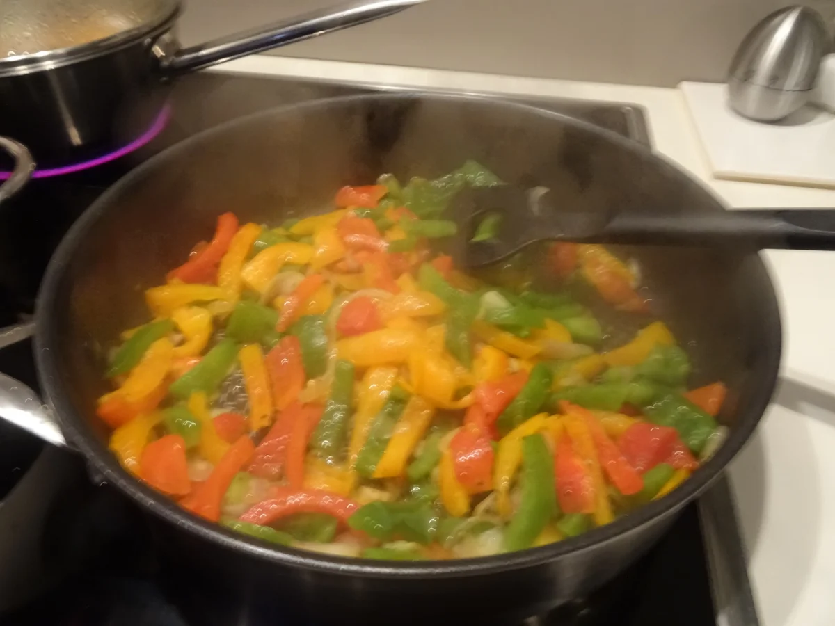 Hähnchenkeulen gefüllt, mit Paprikasoße und Peperonata - Rezept - Bild Nr. 7280