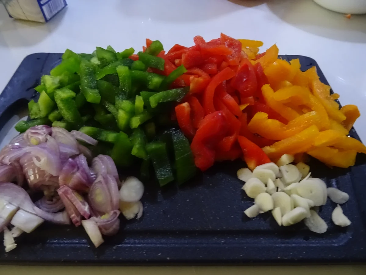 Hähnchenkeulen gefüllt, mit Paprikasoße und Peperonata - Rezept - Bild Nr. 7282