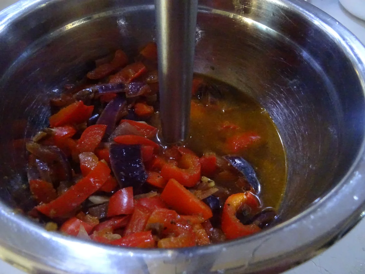 Hähnchenkeulen gefüllt, mit Paprikasoße und Peperonata - Rezept - Bild Nr. 7284