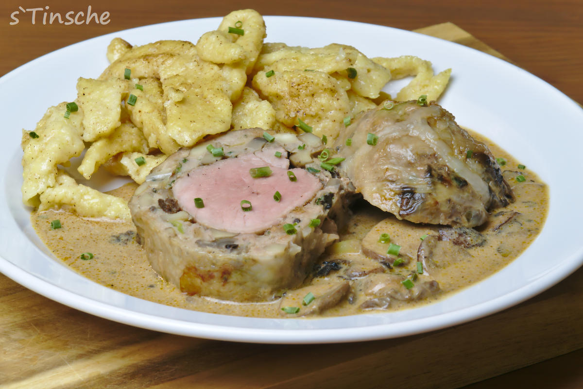 Schweinelendchen mit Waldpilzrahmsoße, Spätzle und Serviettenknödel ...