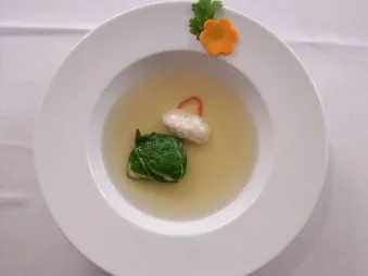 Rezept: Zitronengrasessenz mit Klößchen in Lotosblättern Zitronengrasessenz mit Klößchen in Lotosblättern - Rezept