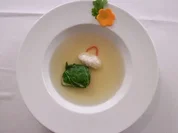 Zitronengrasessenz mit Klößchen in Lotosblättern - Rezept