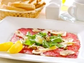 Rezept: Carpaccio vom Rind mit Ruccola und Parmesan Carpaccio vom Rind mit Ruccola und Parmesan - Rezept