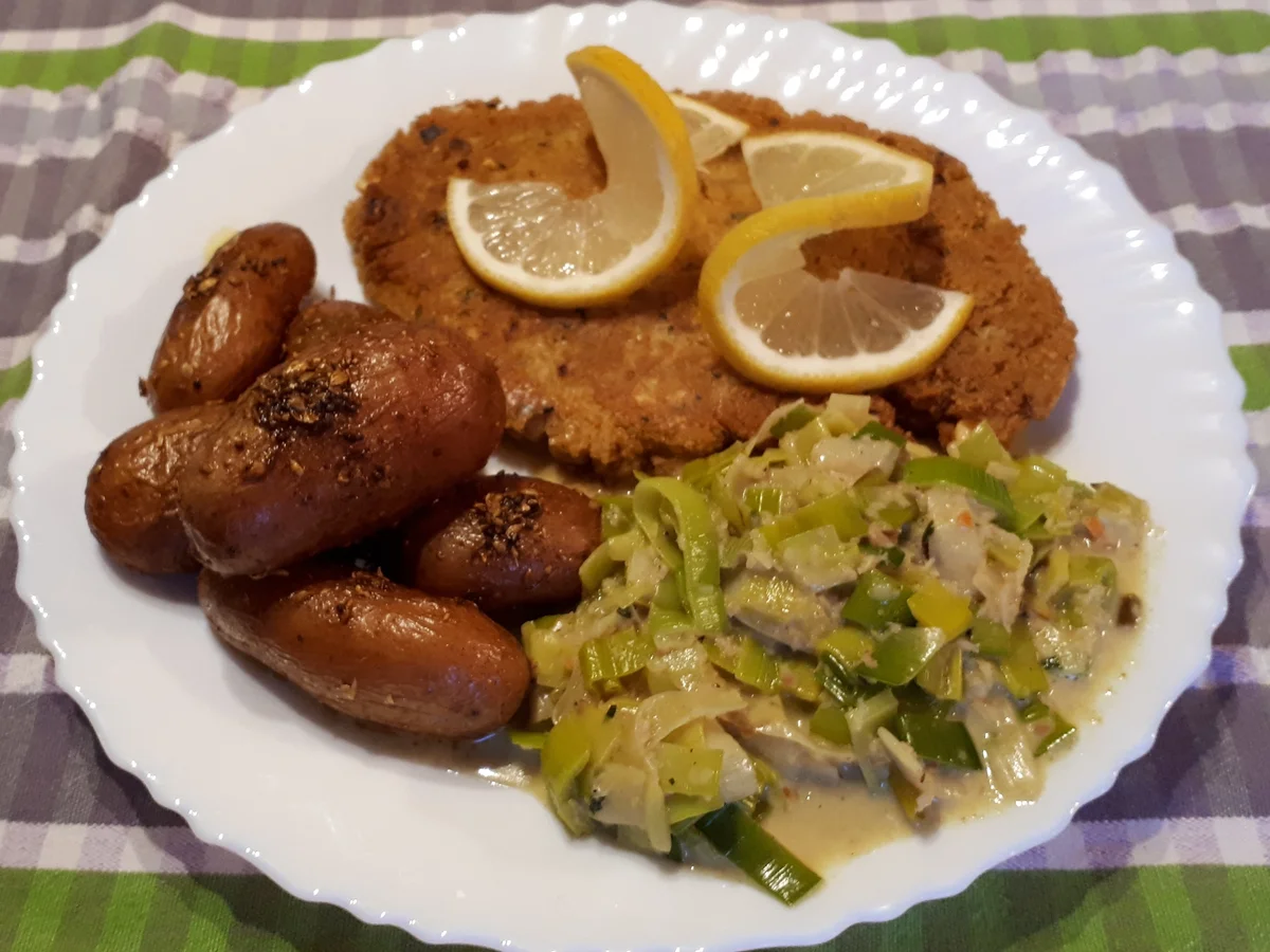 Rezept: Kicher-Schnitzel, Röstkartoffeln und Curry-Lauch Bild Nr. 7576 Kicher-Schnitzel, Röstkartoffeln und Curry-Lauch - Rezept - Bild Nr. 7576