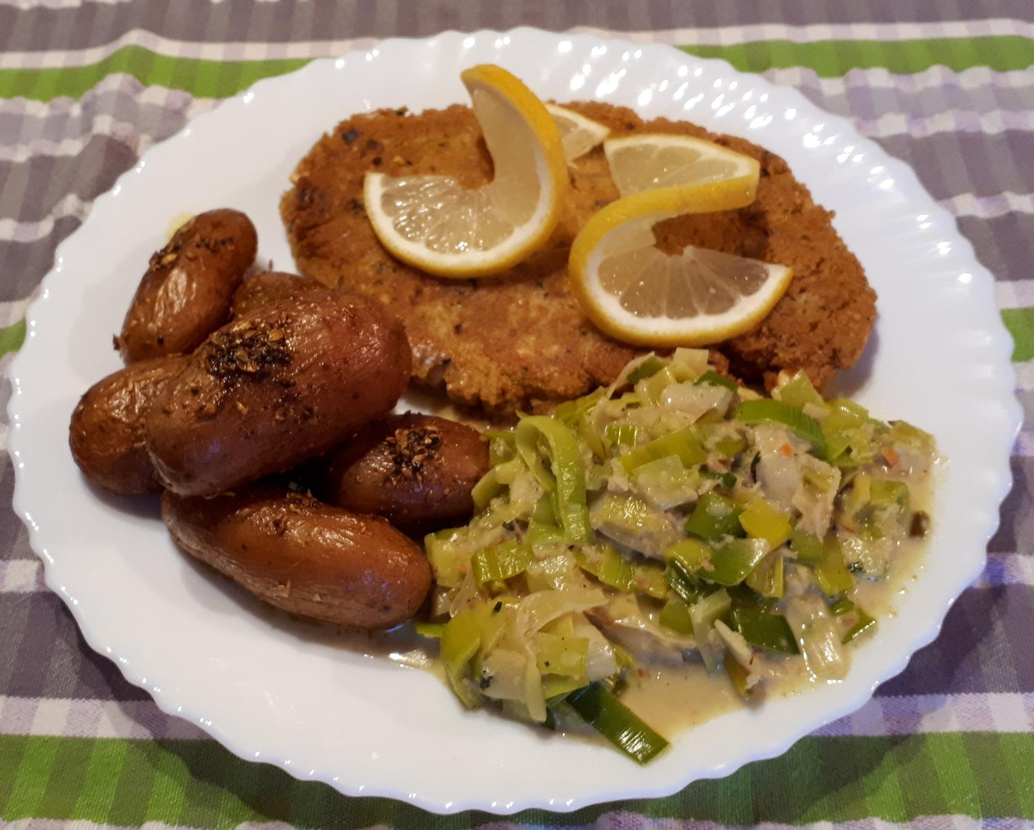 Kicher-Schnitzel, Röstkartoffeln und Curry-Lauch - Rezept - kochbar.de