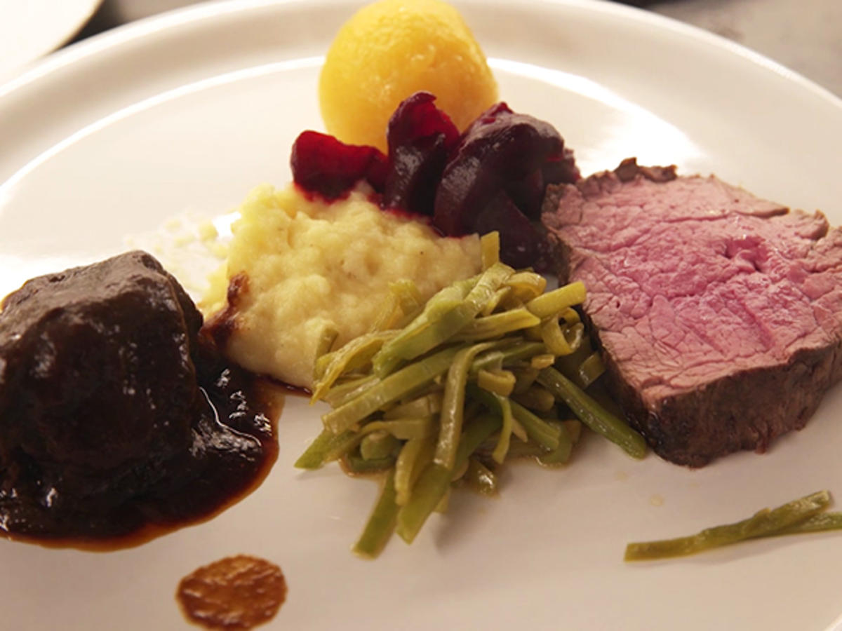 Zart geschmorte Ochsenbäckchen und rosa gebratenes Rinderfilet - Rezept ...