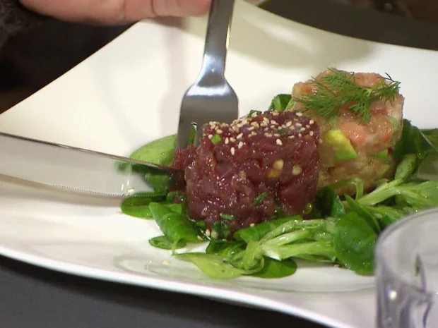 Thunfisch- und Lachstatar auf einem grünen Salatbett - Rezept - Bild Nr. 3