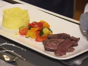 Kobe-Rind-Filet mit getrüffeltem Kartoffelstampf, mediterranem Gemüse und Rotweinsoße - Rezept - Bild Nr. 3