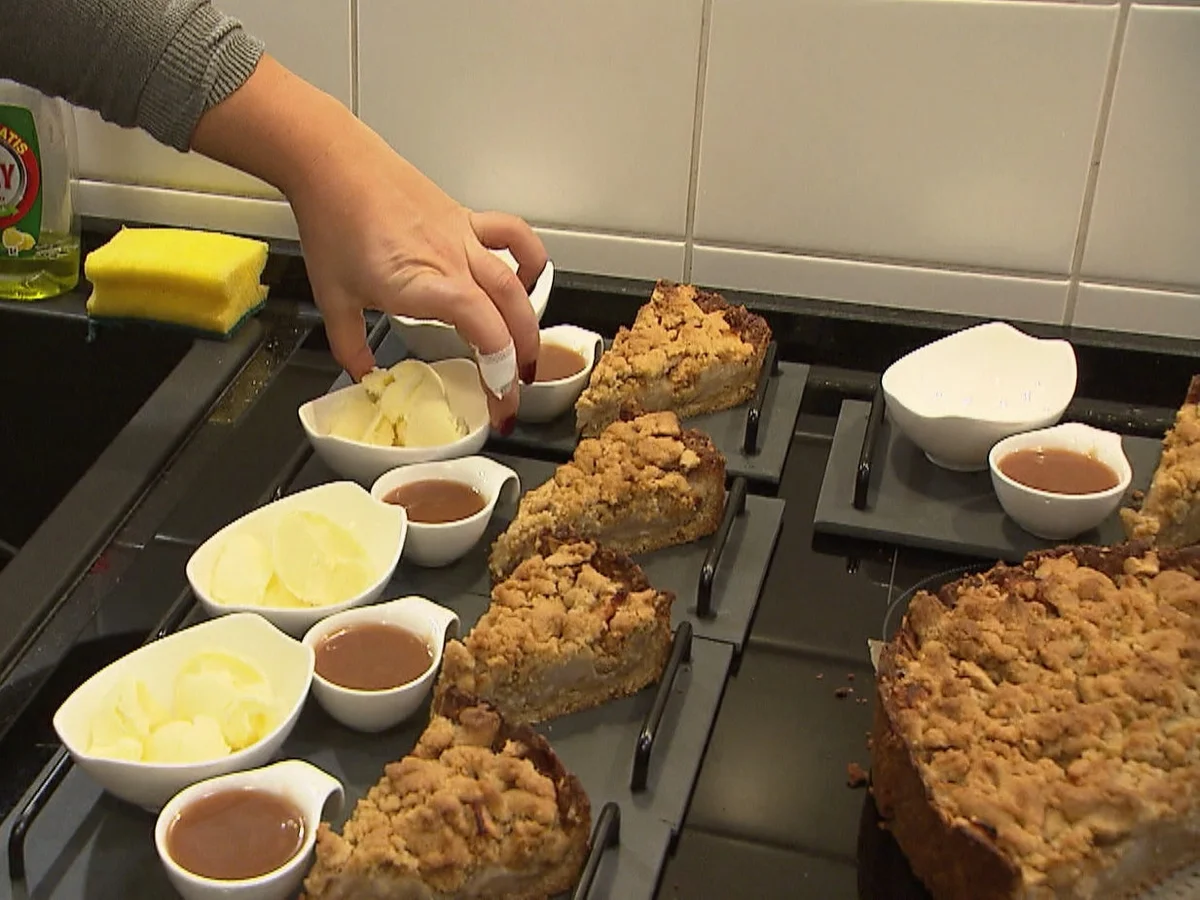 Apfel-Birnen-Streuselkuchen Florentiner Art mit Karamellsoße und Boubon-Vanille-Eis - Rezept - Bild Nr. 7587
