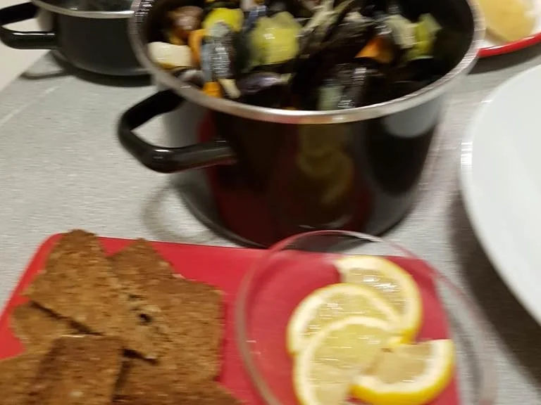 Miesmuscheln mit Weisswein und Knobi (rheinische Art) - Rezept - Bild Nr. 9