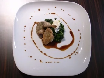 Wachtel an Trüffel auf Blattspinat mit pochiertem Wachtelei - Rezept