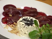 Kräuter- Pannacotta auf Rote Bete-Carpaccio mit Honigsenf-Cassis-Vinaigrette - Rezept - Bild Nr. 2