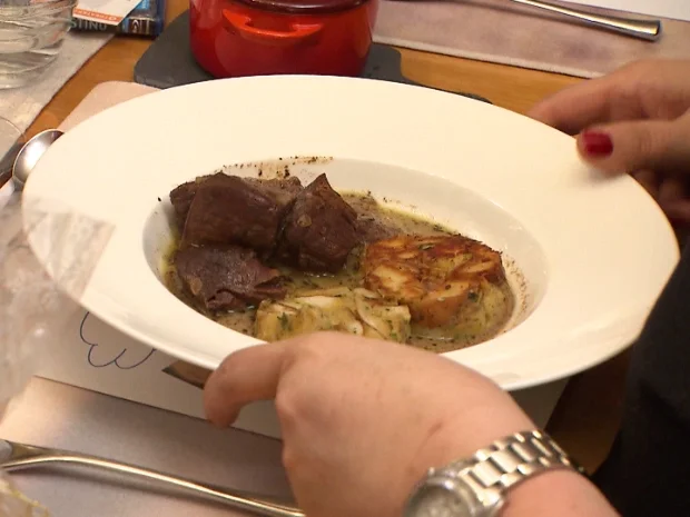 Rehgulasch mit Laugenbreznknödel und Rosenkohl-Maronen-Gemüse - Rezept - Bild Nr. 2