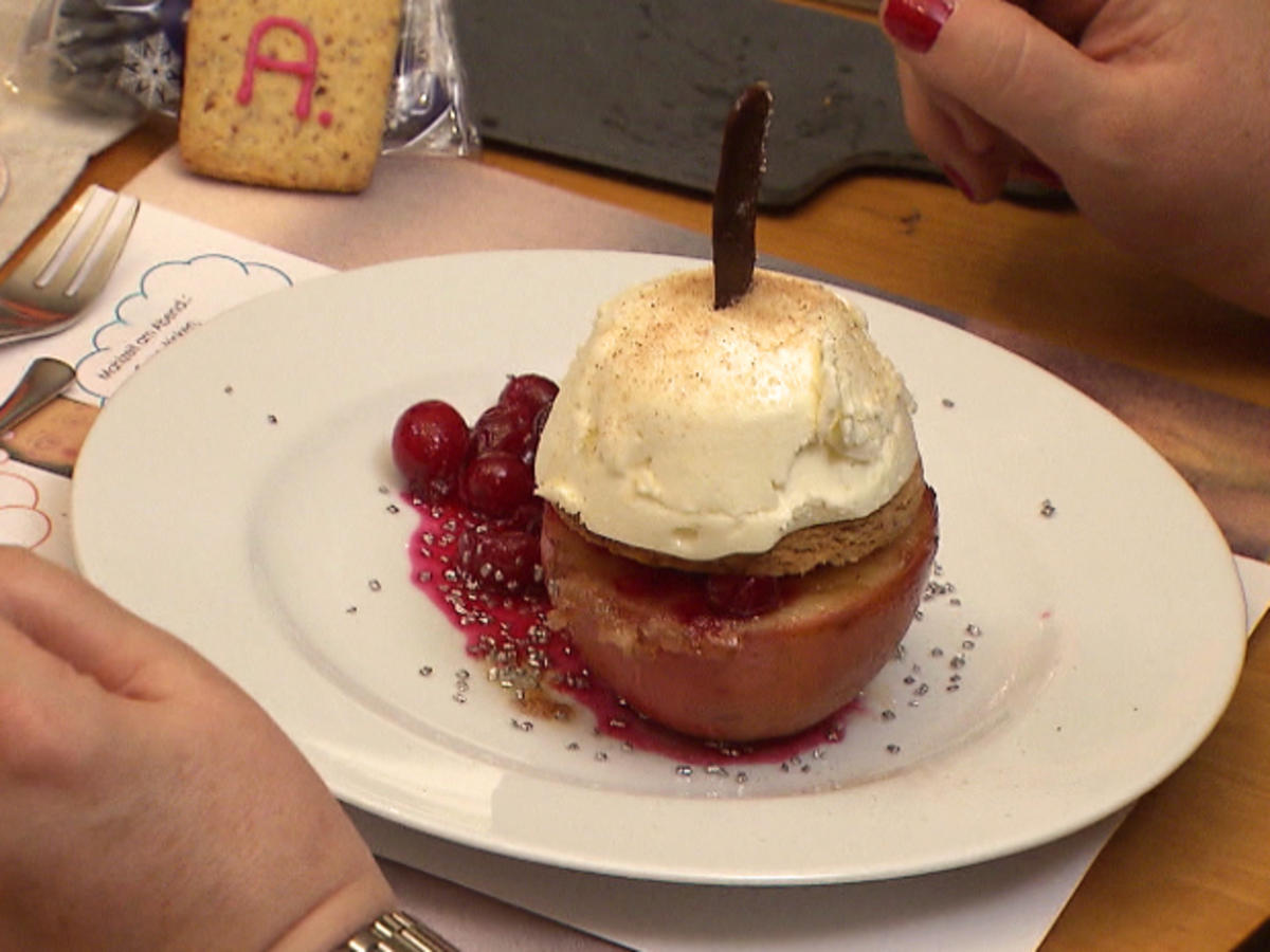 Bratapfel mit Schmandcreme und Cranberrysauce - Rezept - kochbar.de