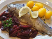 Rezept: Regenbogenforelle mit Rote-Bete-Salat und gelben Drillingen Bild Nr. 2 Regenbogenforelle mit Rote-Bete-Salat und gelben Drillingen - Rezept - Bild Nr. 2