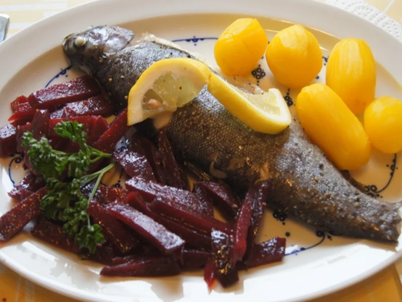 Regenbogenforelle mit Rote-Bete-Salat und gelben Drillingen - Rezept - Bild Nr. 9