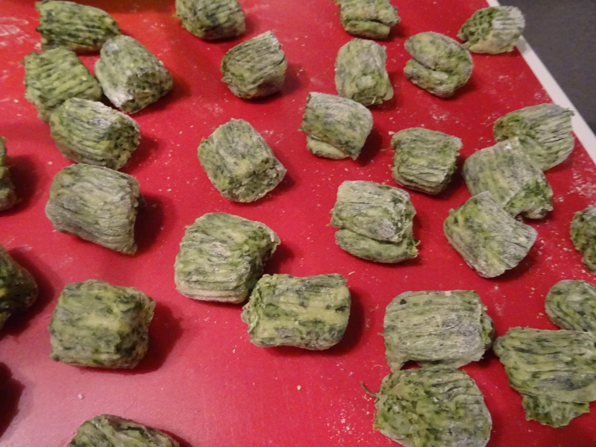 Rezept: Ricotta-Spinat-Gnocchi mit Gorgonzola-Soße und Knoblauchgarnelen Bild Nr. 7601 Ricotta-Spinat-Gnocchi mit Gorgonzola-Soße und Knoblauchgarnelen - Rezept - Bild Nr. 7601