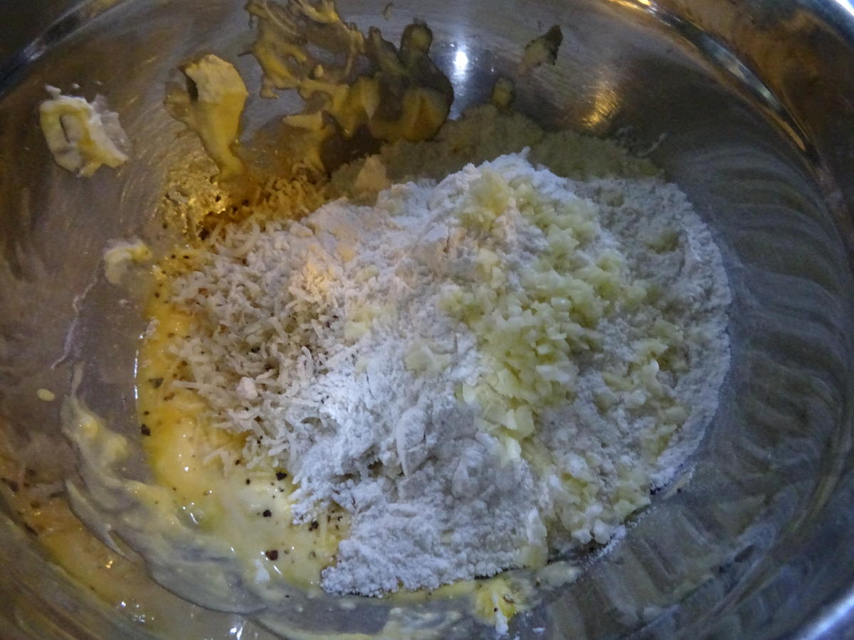 Ricotta-Spinat-Gnocchi mit Gorgonzola-Soße und Knoblauchgarnelen - Rezept - Bild Nr. 7605