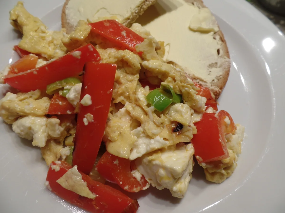 Rezept: Paprika-Rührei mit Feta und Frühlingszwiebeln Bild Nr. 7600 Paprika-Rührei mit Feta und Frühlingszwiebeln - Rezept - Bild Nr. 7600