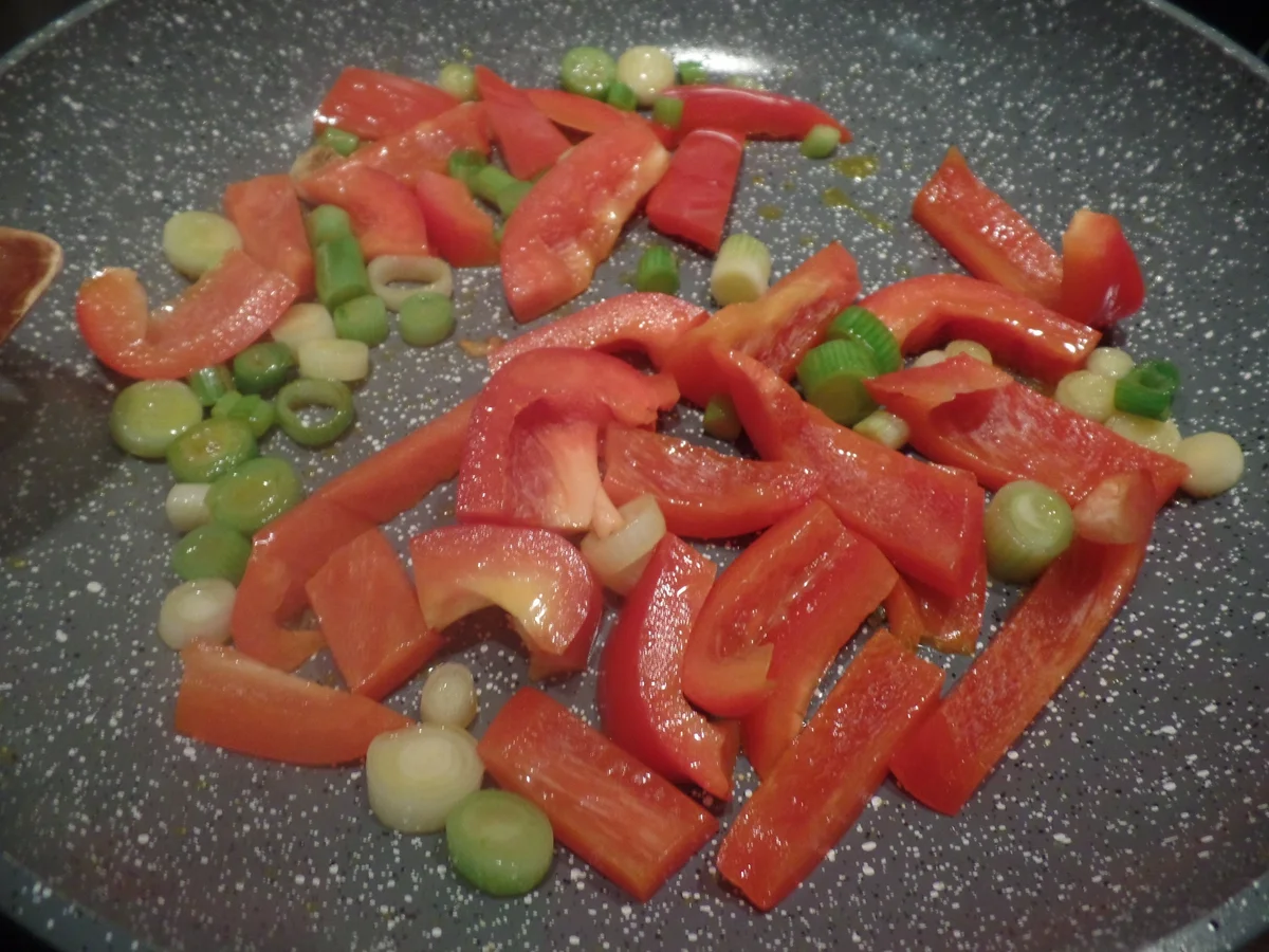 Rezept: Paprika-Rührei mit Feta und Frühlingszwiebeln Bild Nr. 7601 Paprika-Rührei mit Feta und Frühlingszwiebeln - Rezept - Bild Nr. 7601