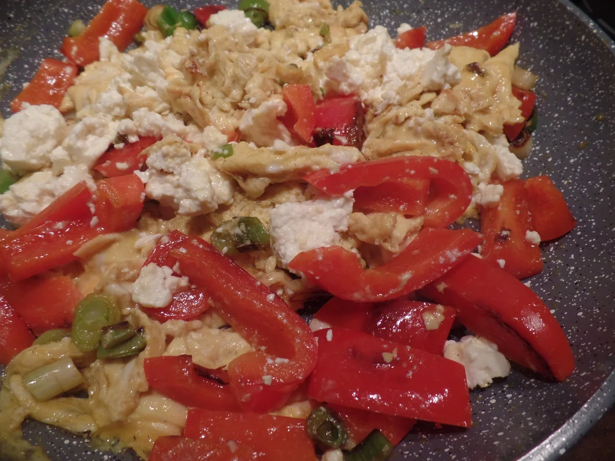 Rezept: Paprika-Rührei mit Feta und Frühlingszwiebeln Bild Nr. 7606 Paprika-Rührei mit Feta und Frühlingszwiebeln - Rezept - Bild Nr. 7606