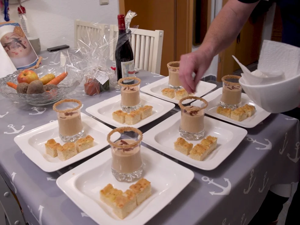 Rezept: Silvaner-Mandel-Suppe mit Eberswalder Salamigeröstl und Focaccia Bild Nr. 7603 Silvaner-Mandel-Suppe mit Eberswalder Salamigeröstl und Focaccia - Rezept - Bild Nr. 7603