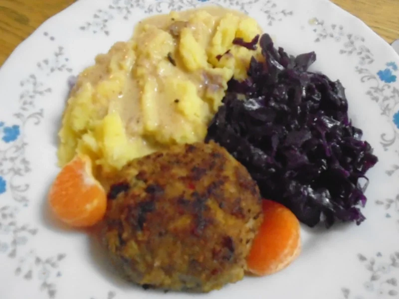 Pikante Rindermett Buletten mit Rotkohl, Pastinaken-Kartoffel-Stampf und Sauce - Rezept - Bild Nr. 2