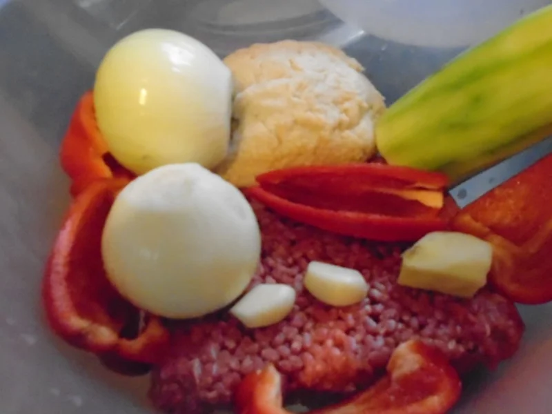 Pikante Rindermett Buletten mit Rotkohl, Pastinaken-Kartoffel-Stampf und Sauce - Rezept - Bild Nr. 4