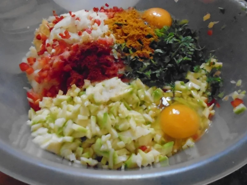 Pikante Rindermett Buletten mit Rotkohl, Pastinaken-Kartoffel-Stampf und Sauce - Rezept - Bild Nr. 5