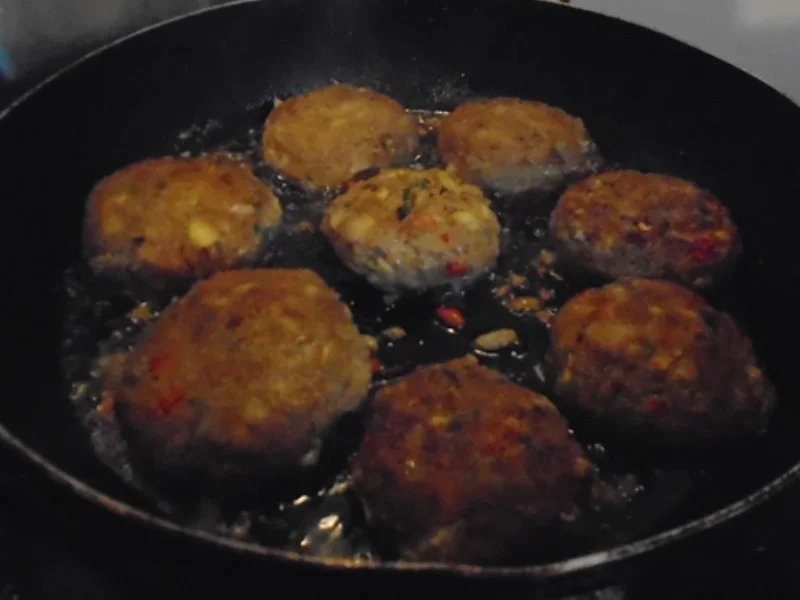 Pikante Rindermett Buletten mit Rotkohl, Pastinaken-Kartoffel-Stampf und Sauce - Rezept - Bild Nr. 9